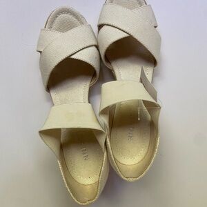 NWT 7.5 Nine West Cream / off white Women's Sandals. 3” wedge heel.